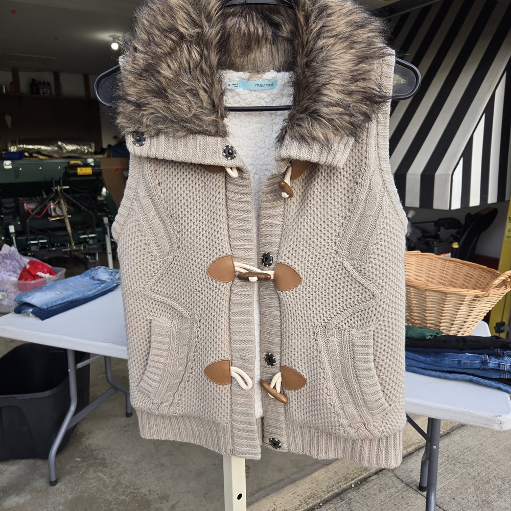 Women's Beige Sweater Vest with Faux Fur Collar